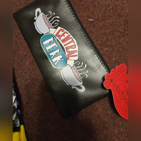 Friends Lot Socks And Pencil Pouch New - Picture 5 of 5